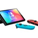 Nintendo Switch (OLED-Modell) mit neonblauen/neonroten Joy-Con-Controllern