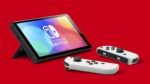 Nintendo Switch (OLED-Modell) mit Dockingstation und weißen Joy-Con-Controllern – Bild 5